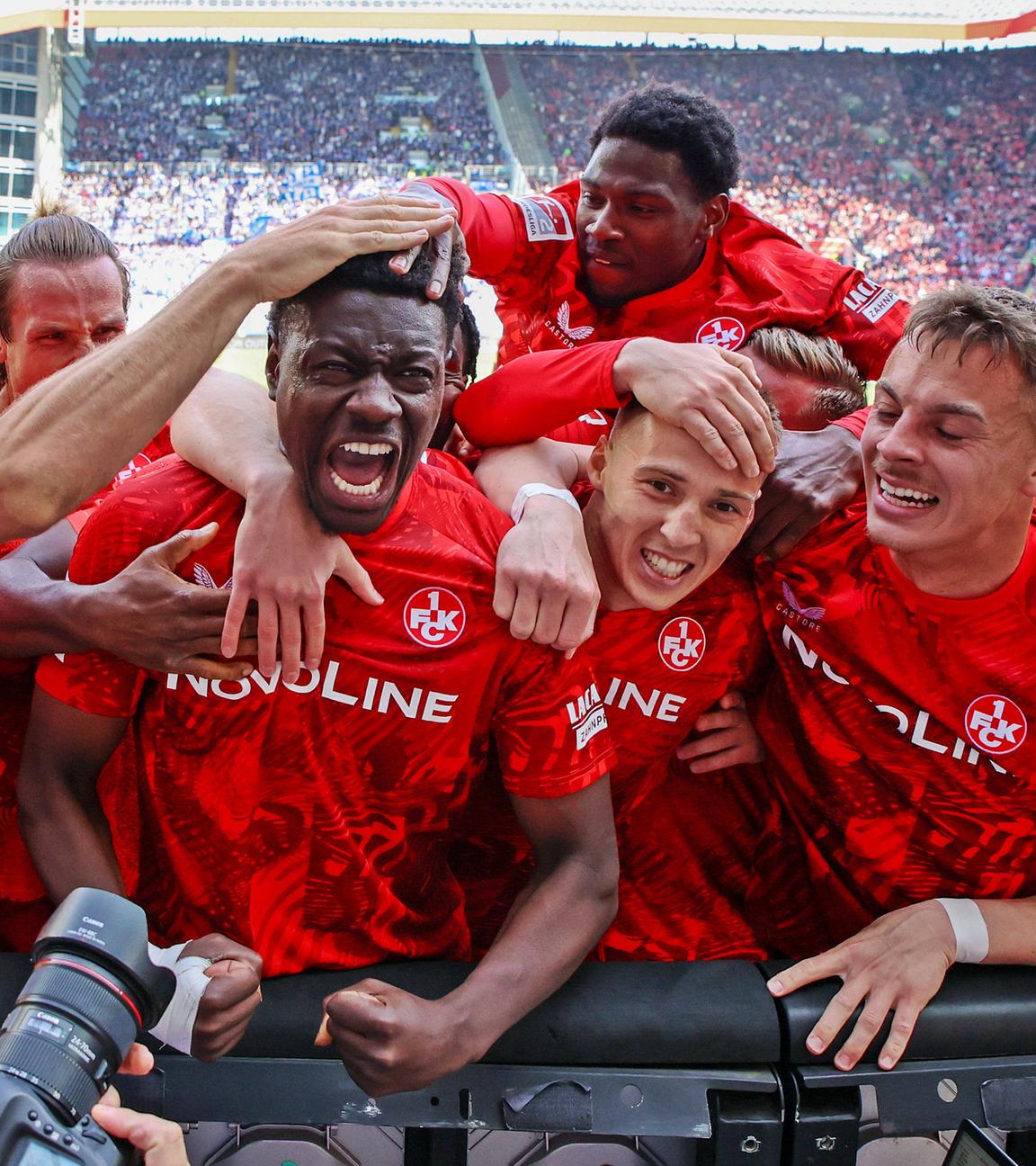 Kaiserslauterns Ragnar Ache jubelt mit seiner Mannschaft nach seinem Tor zum 2:1 gegen Schalke 04.