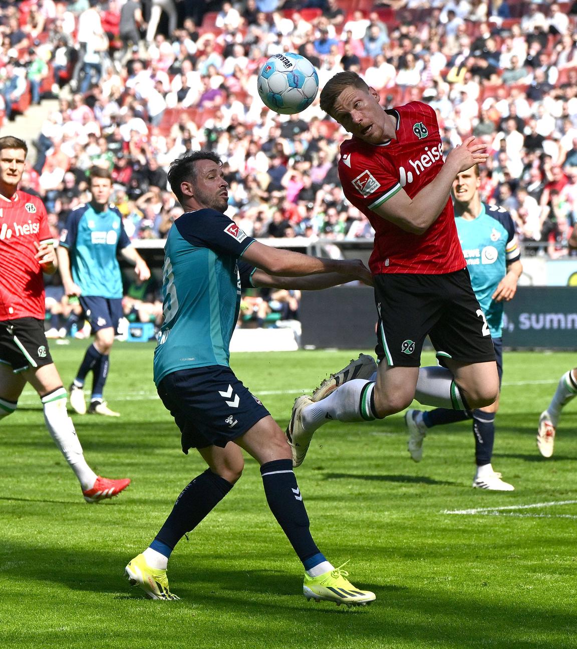 Kölns Mark Uth im Zweikampf um den Ball mit Marcel Halstenberg von Hannover 96.