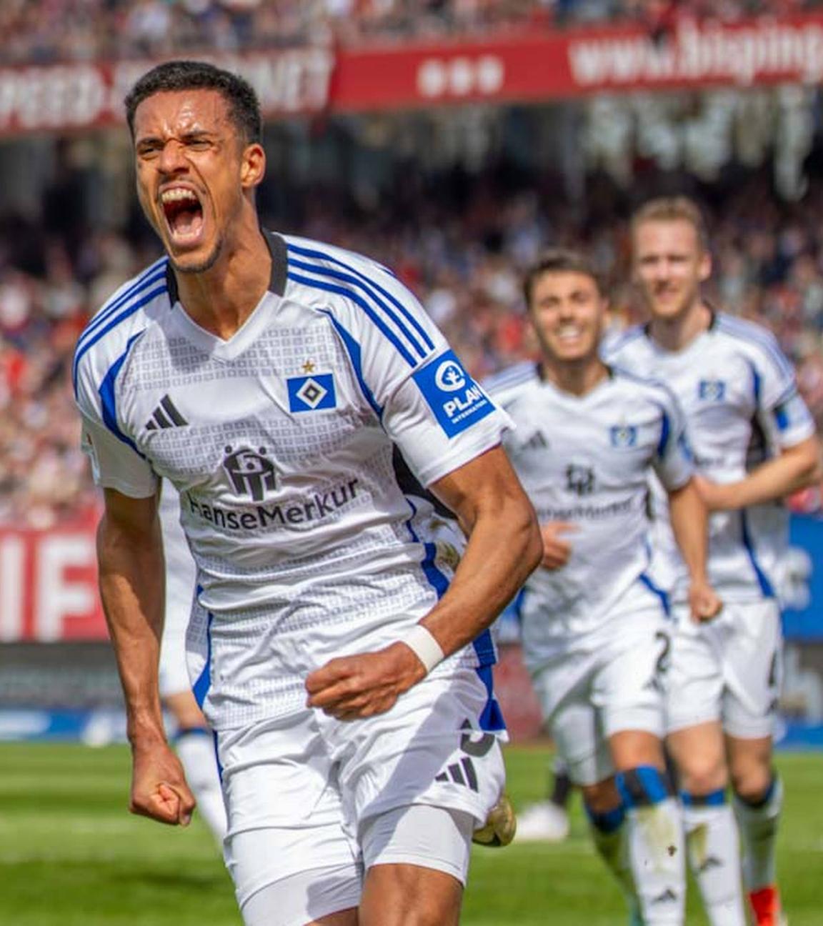 Torschütze Robert Glatzel vom Hamburger SV jubelt nach seinem Tor zum 3:0.