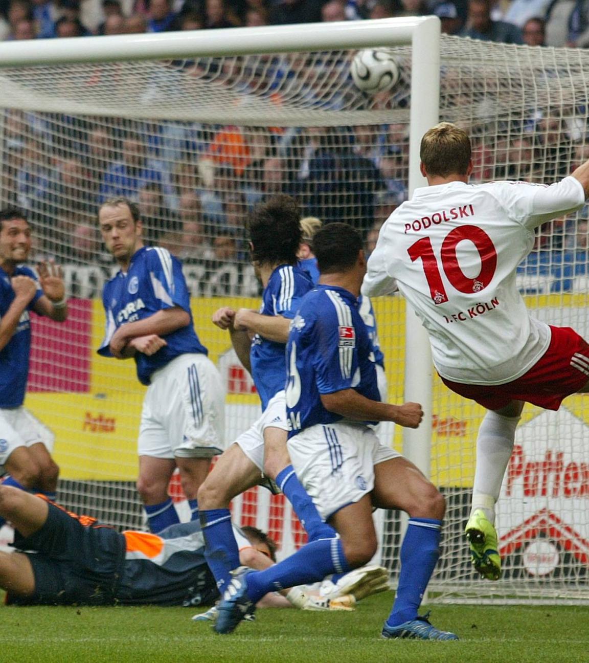 Lukas Podolski (Köln, re.) erzielt das 1:0 u