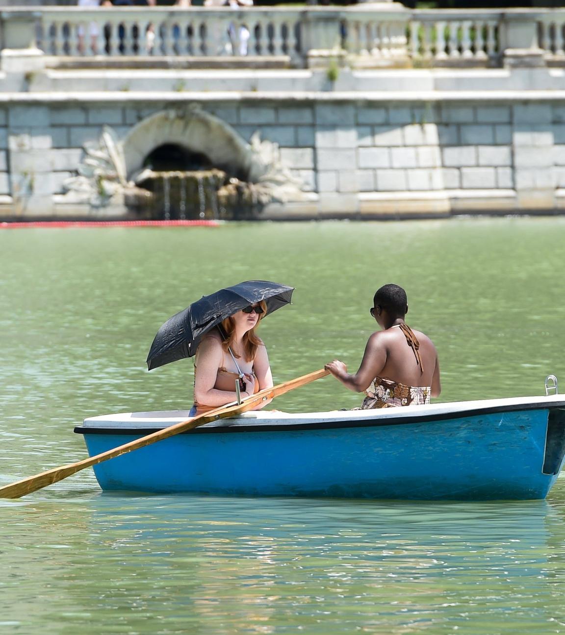 Spanien, Madrid: Zwei Frauen rudern in einem Boot, um sich auf einem Fluss abzukühlen. Archivbild