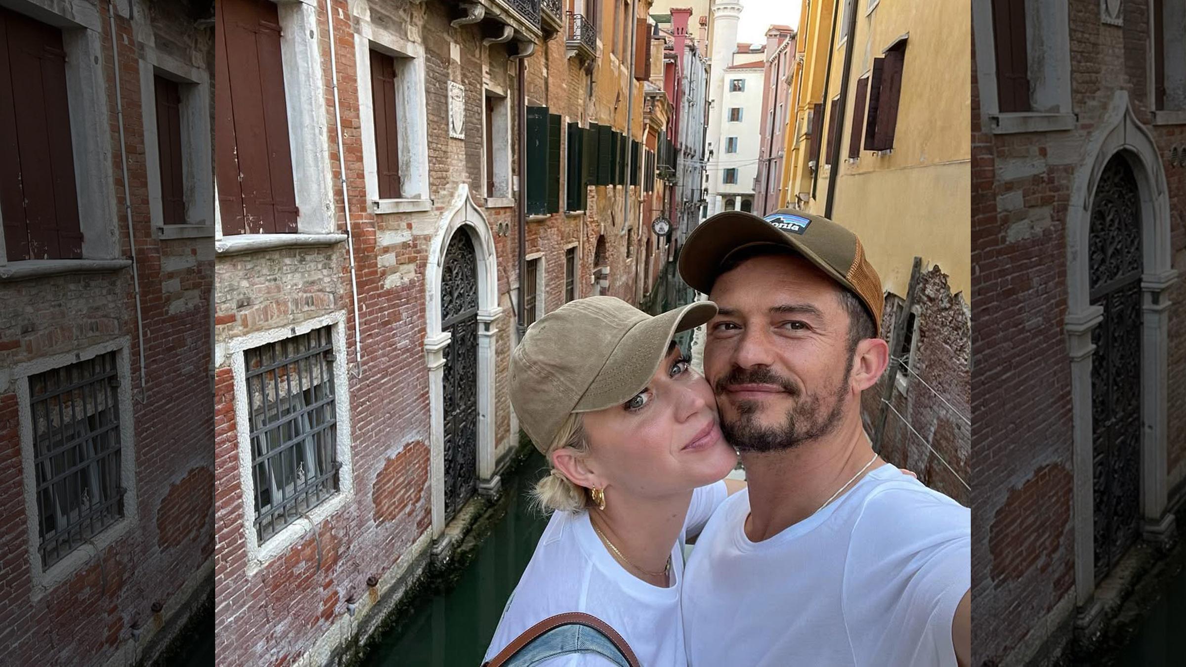 Katy Perry und Orlando Bloom machen zusammen ein Selfie.