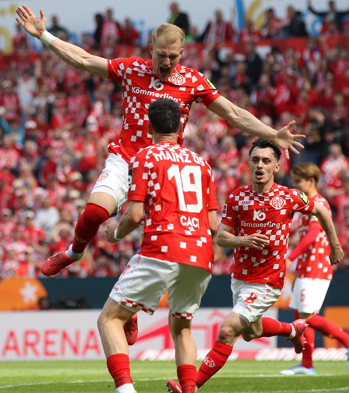 Andreas Hanche-Olsen (25, Mainz 05) erzielt das vermeintliche Tor zum 1:0, welche nach Prüfung durch den VAR wieder aberkannt wird.