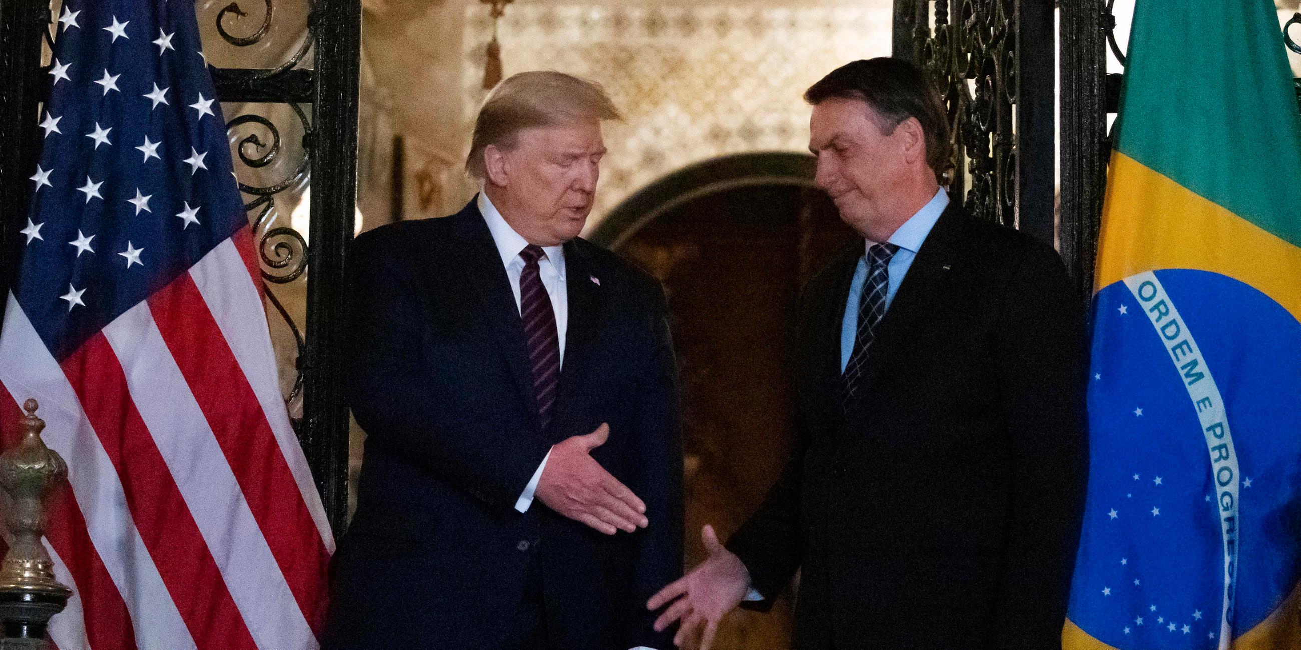 trump, donald gibt jair bolsonaro die hand